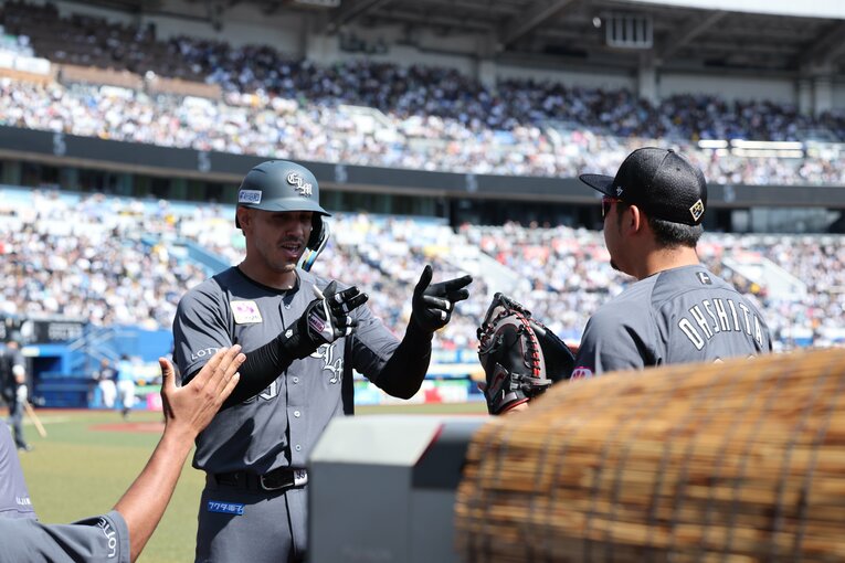 師匠へのリスペクトから始めた「ゲッツ」ポーズを決めるソト（右は大下）　©︎Chiba Lotte Marines
