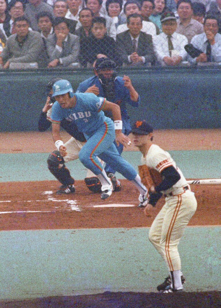 1987年の日本シリーズ第5戦で対戦する桑田（手前）と清原　©KYODO
