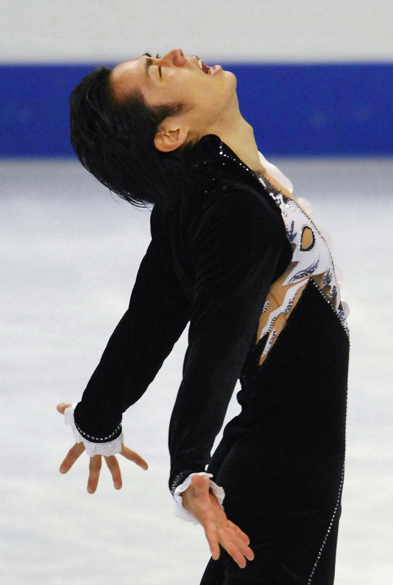 村元が観た2007年世界選手権での『オペラ座の怪人』。フィニッシュで仮面を解き放つように両手を振り上げる（スクロールすると“オマージュ”の様子がご覧になれます）　©JIJI PRESS