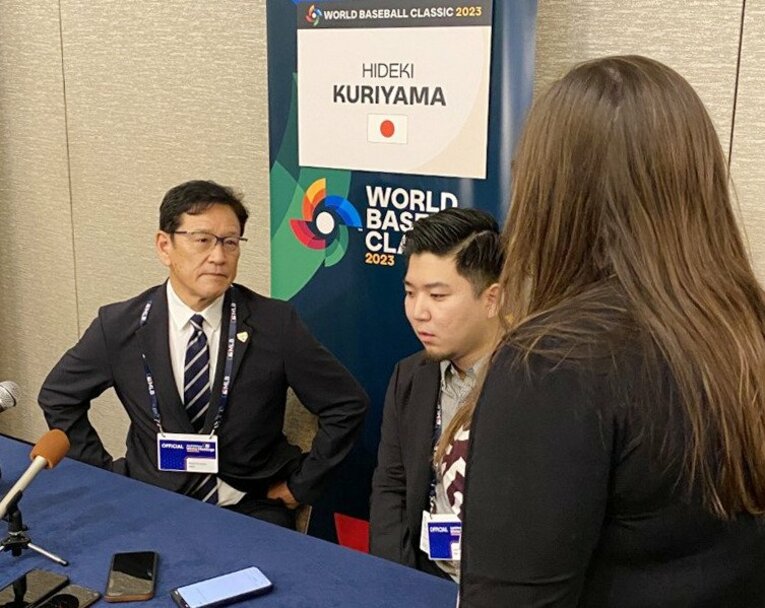 ウィンターミーティングの会場で取材に応じる栗山監督　©JIJI PRESS