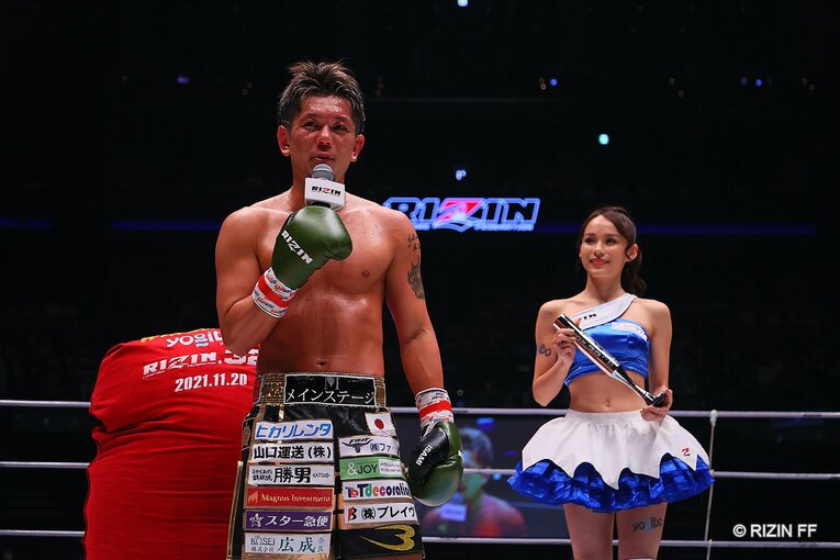 勝利した皇治はマイクでシバター戦をぶち上げる　©RIZIN FF