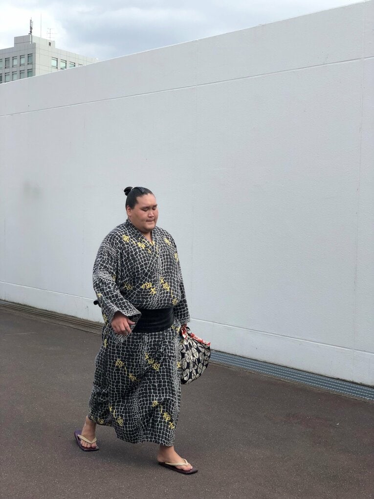 2019年の九月場所。取り組みを終え、ひとりで帰っていく照ノ富士。当時は幕下だった　©BT