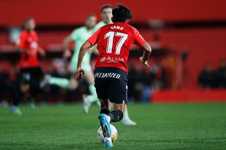 久保建英の“劇的決勝ゴール後に消えた疾走”は「客席に飛び込みたかったけど高すぎて無理」だった？《カメラマンが見た真相》(34)