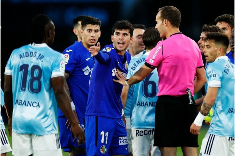 ヘタフェの選手は詰め寄ったが……©Daisuke Nakashima