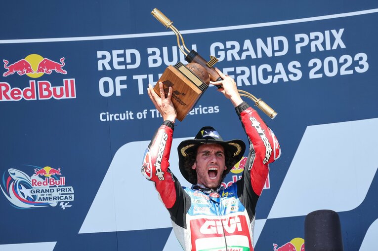 表彰台で喜ぶリンス　©Satoshi Endo