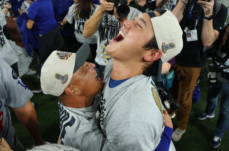 【ドジャースのテレビに映らない名場面】WS連覇を決めた直後の大谷翔平とロバーツ監督（写真はまだまだ続きます）　©Robert Gauthier/Getty Images