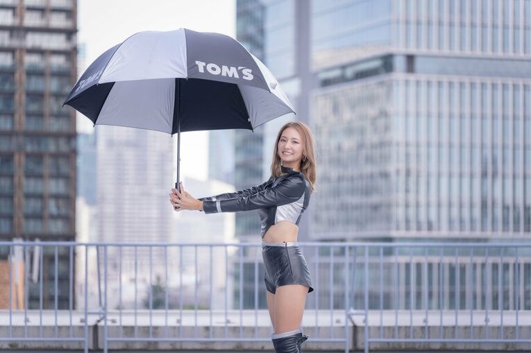 傘をさすのも「意外と腕に負担がかかる」と笑いながら明かす近藤さん　©Shiro Miyake