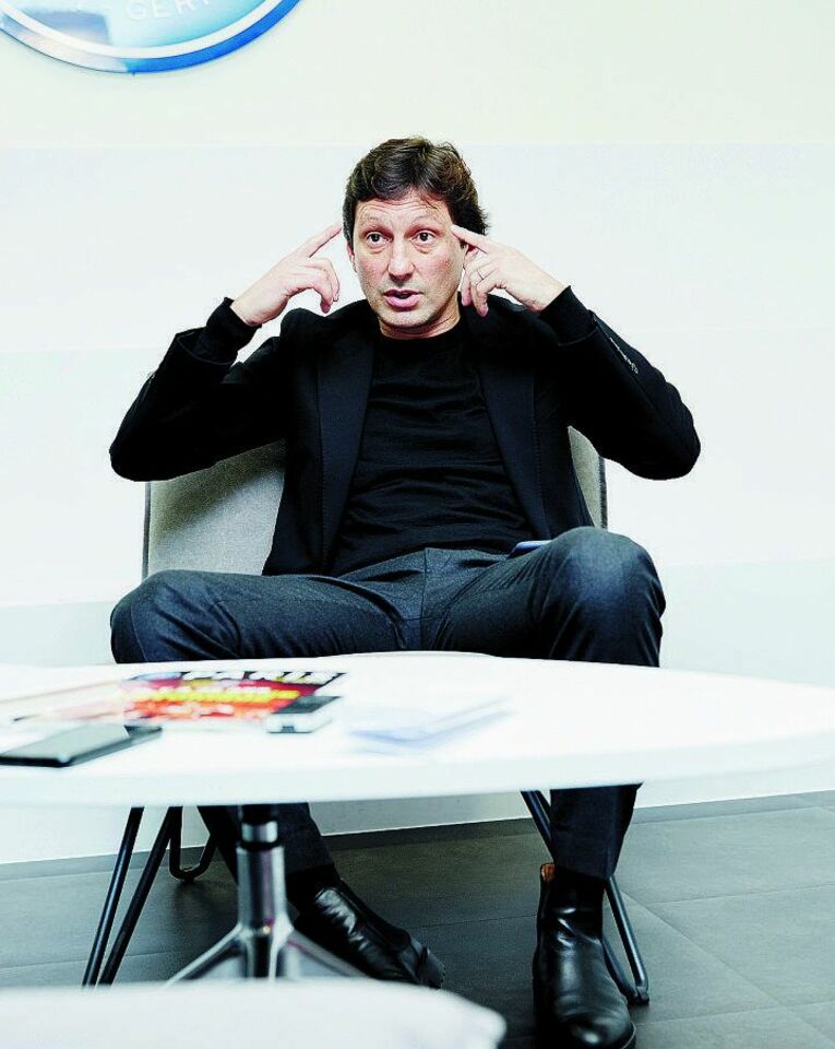 言葉の端々にクラブ運営への自信が見え隠れするレオナルドSD。今季その真価が問われる　©L’Équipe