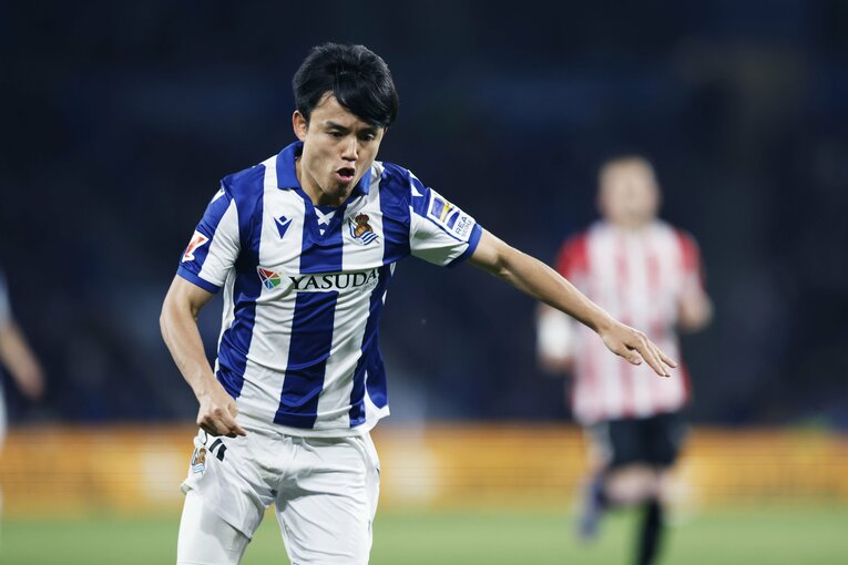 「それファウルだから」PKの笛は鳴らず…“久保建英が倒された写真”がダービー翌日、現地紙一面に「クボ対策は反則かスレスレしかない」雄弁な証拠(10)