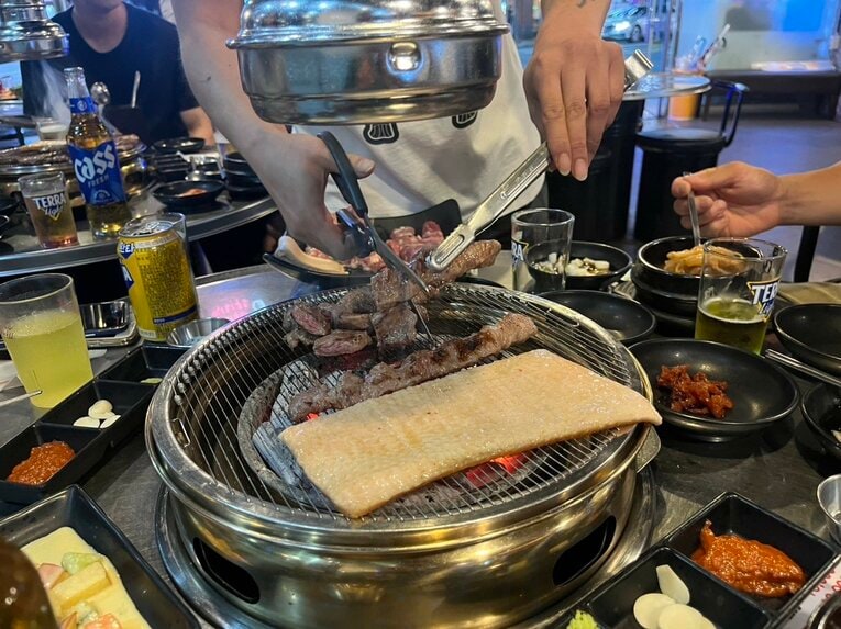 【現地写真】夜ご飯。豚ハラミと豚の皮を焼いて、一緒に口に放り込む