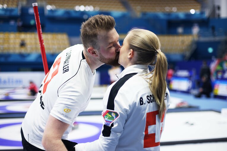 試合終了直後にキスをするスイス代表のペア　©STEPHEN FISHER / WCF
