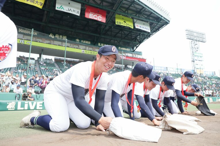 優勝した沖縄尚学は番付内に一気にジャンプアップした　©JMPA