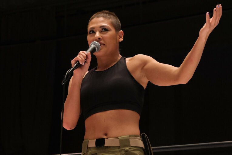 ジュリア「坊主頭」での出直し　元アイドルに敗れバリカン刈りも…悲壮感なき“闘う女”スタイルがカッコよすぎた(6)