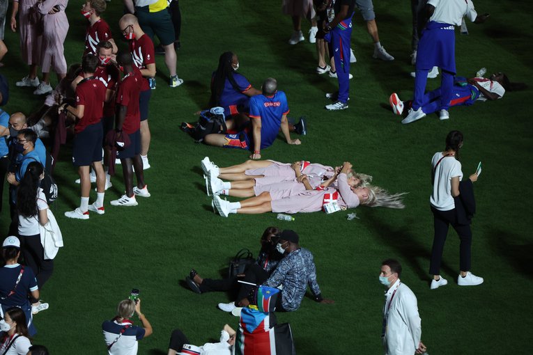 今回の閉会式、芝生で寝そべる選手たち　©JMPA