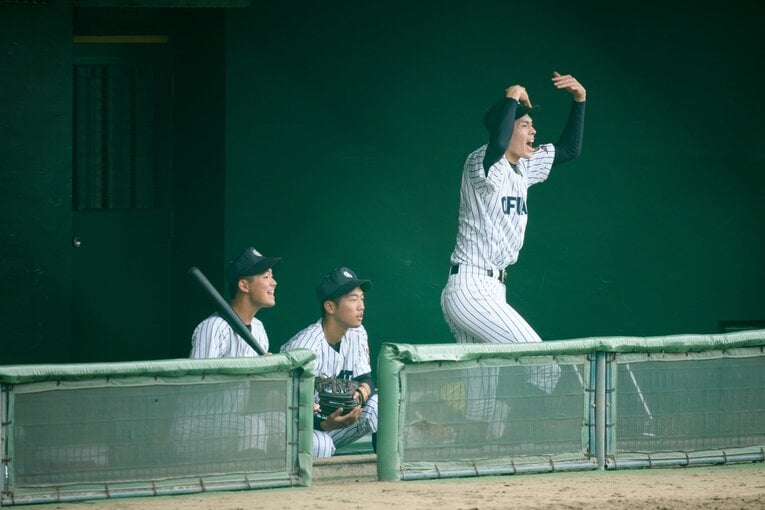 ベンチから声を出す佐々木朗希　©Asami Enomoto