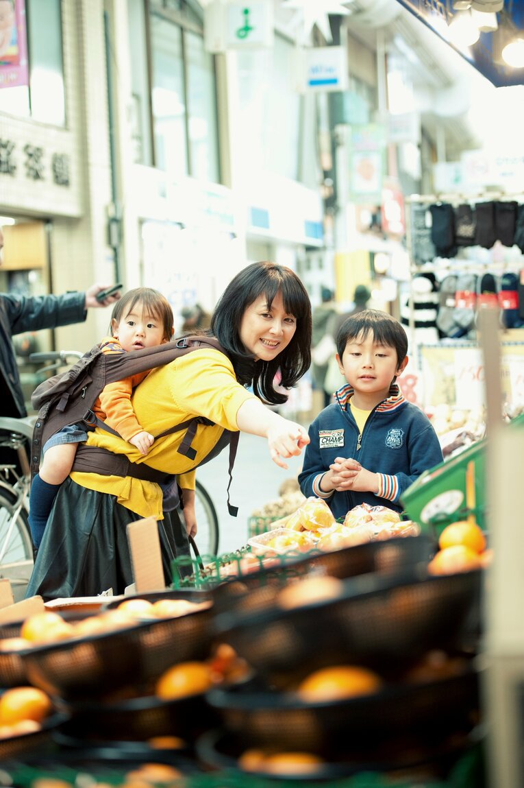 2人の息子と商店街で買い物をする貴重な家族写真　©Mami Yamada