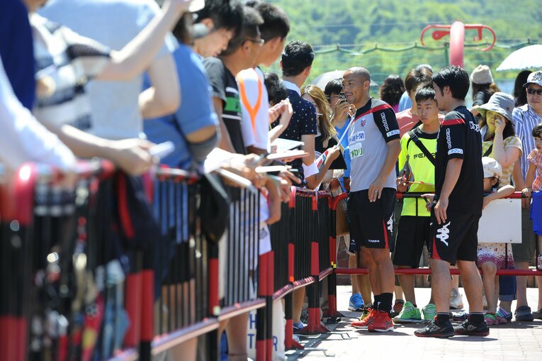 ファンに神対応する小野　©Toshiya Kondo