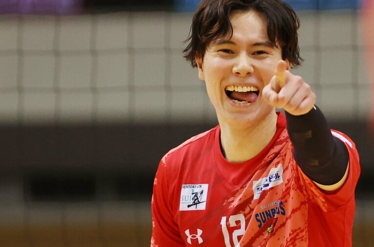 古巣のチームメイトからいまもラブコールが届く高橋藍（23歳）。サントリーサンバーズ大阪をSVリーグ初代王者に導けるか ／ photograph by YUTAKA/AFLO SPORT