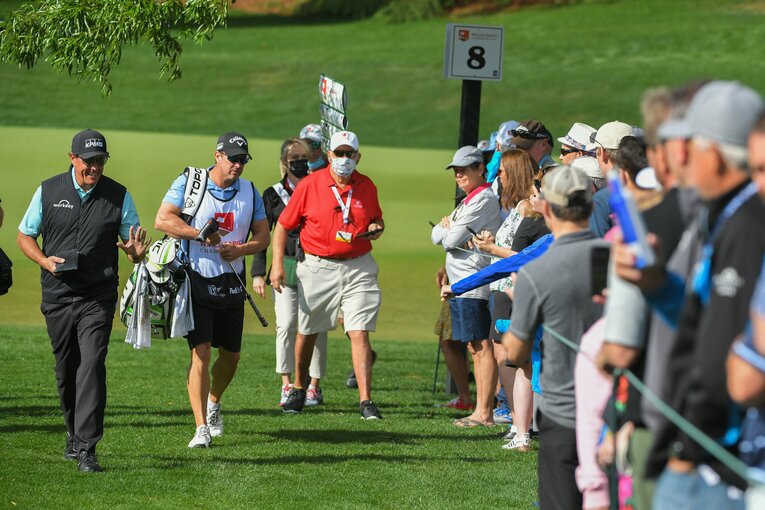 ファンに笑顔で対応するミケルソン　©Getty Images
