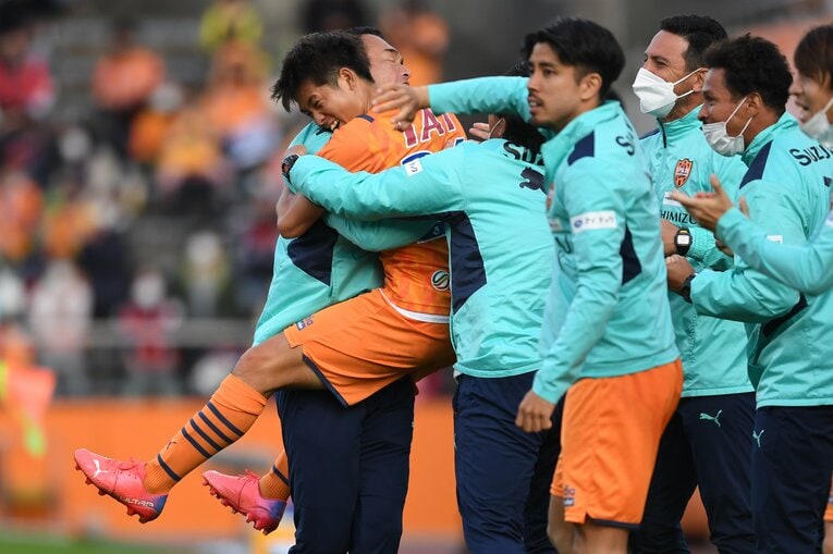 札幌戦で同点ゴールを決めて平岡監督に飛びつく滝。ユース時代は師弟関係だった