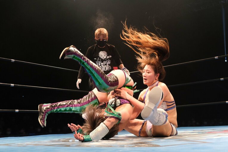 ボンデージ姿でムチ乱打も…“フェリス卒”女子レスラー・雪妃真矢がフリーで始めた新たな闘いとは？「伸び伸びと、怒られてもいいので（笑）」(41)