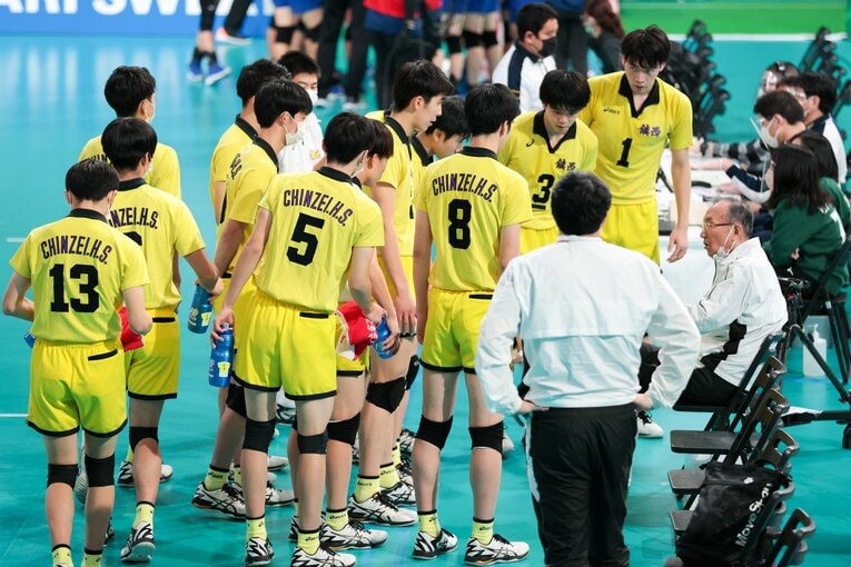 畑野監督（右）の指示を聞く鎮西の選手たち。厳しい日程を乗り越えて決勝まで勝ち進んだが、日本航空に敗れて準優勝に終わった　©︎AFLO SPORT