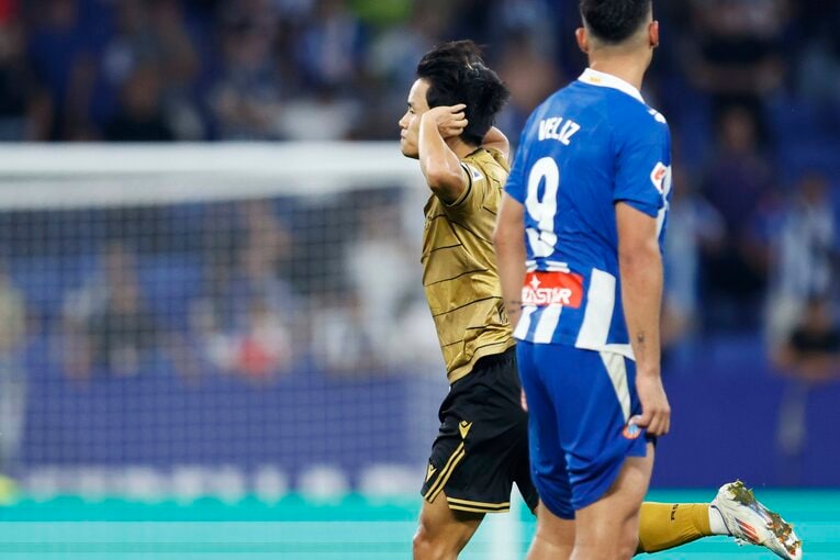 【テレビに映らないクボの素顔】24-25シーズン第2節では今季初ゴールを決めたにもかかわらず、スビメンディからの祝福を振り払う久保の振る舞いは物議を醸した（全3枚中の1枚目）　©Daisuke Nakashima