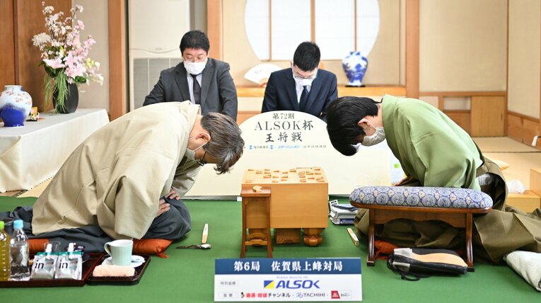 王将戦第6局で投了し、礼をする挑戦者の羽生善治九段。右は藤井聡太王将（代表撮影）©JIJI PRESS