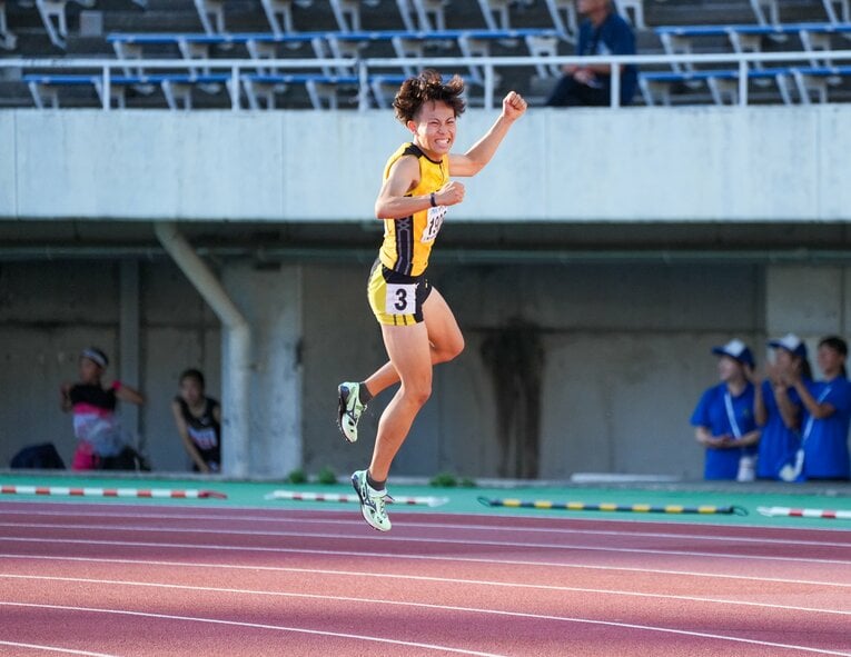 16歳の高校2年生ながら100mで10秒00の高校新記録をマークした星稜高の清水空跳。ゴール後には記録を確認して飛び上がって喜ぶシーンも　　©︎Satoshi Wada