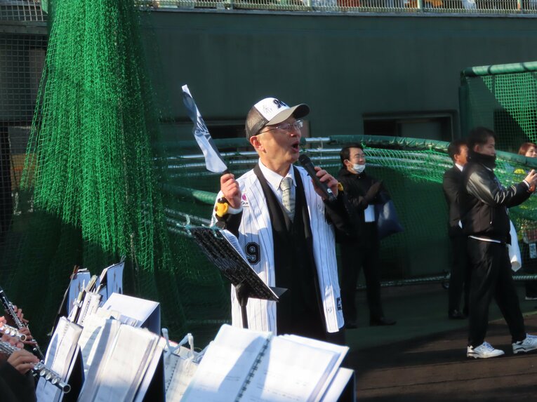 【テレビに映らないロッテキャンプ初日写真】ロッテの応援歌を熱唱する有志、3番までも（写真は右へ続きます）　©Kou Hiroo