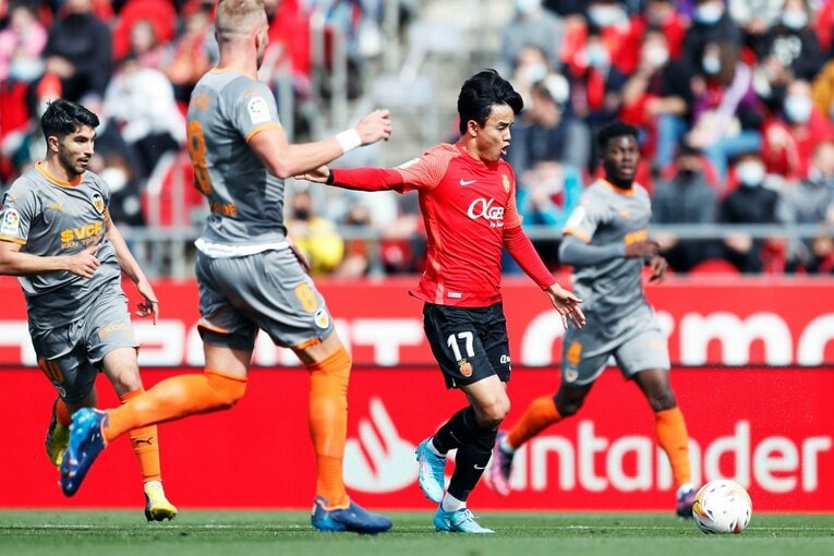 久保建英が“不可解判定”に怒った！ ラフプレーに抗議→イエローも…「バモス！クボ」とファンが信頼する理由〈撮影者の視点〉(12)