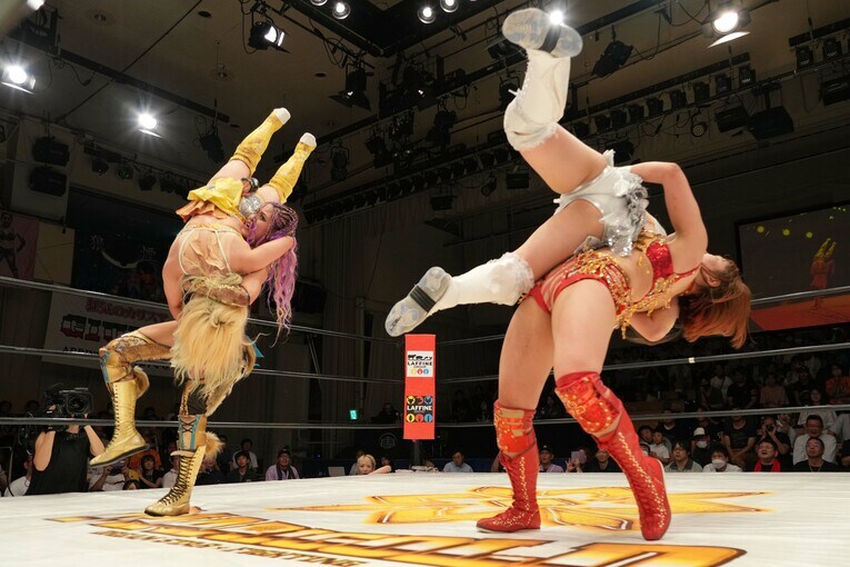 得意技を披露するジュリアとSareee　©Essei Hara