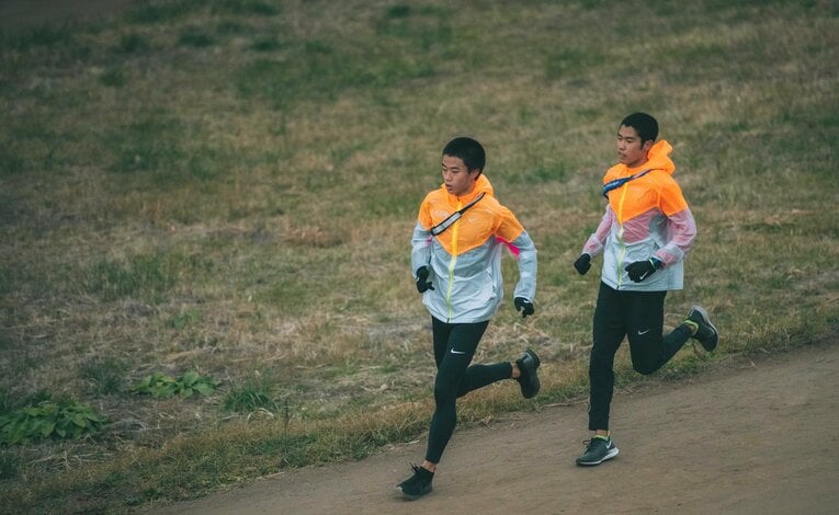 佐久長聖高校で練習する伊藤大志（右） 　©Asami Enomoto