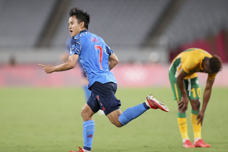 冷静なシュートとは裏腹に、得点直後はベンチに向かい感情を爆発させていた久保　©JMPA