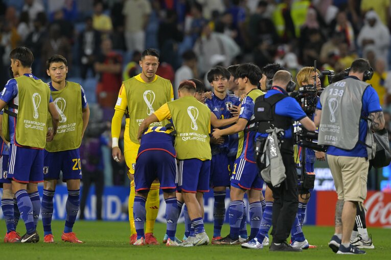 PKの1人目で失敗した南野に選手たちが駆け寄る　©Koki Nagahama/JMPA