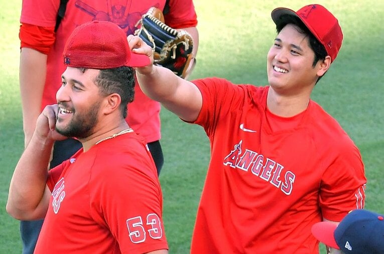 練習を終え、カルロス・エステベスにふざけて帽子をかぶせる大谷翔平　©JIJI PRESS