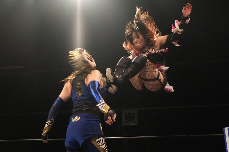 クイーン相手に、“虎ハンター”佐藤が果敢に攻め込む場面も