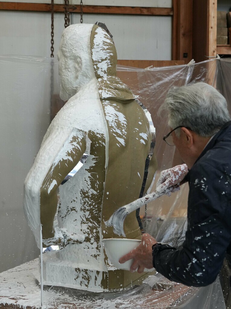 背面にも石膏がかけられていく