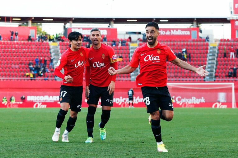 久保建英“オレが蹴る”FK弾→手荒い祝福に「い、痛いんですけど」 カメラマンが至近距離でとらえた一撃と、ファンから“感謝の大拍手”(40)