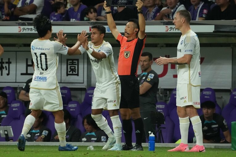 67分に投入された町田のエリキとミッチェル・デューク　©Masashi Hara