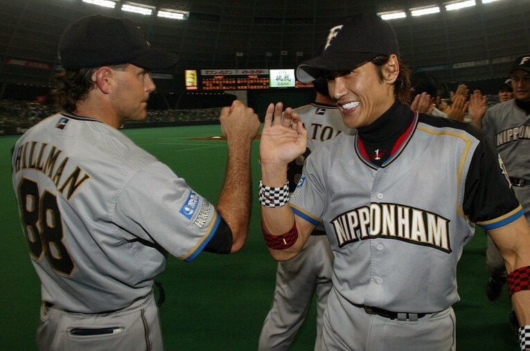 高田GMの下で奮闘したトレイ・ヒルマン監督（左）と新庄剛志（右） ／ photograph by JIJI PRESS