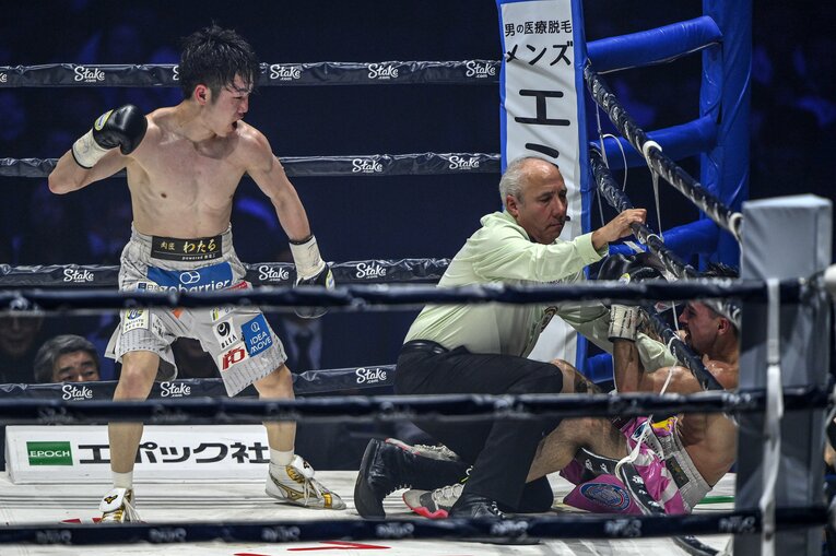 9回、寺地拳四朗は怒涛の連打でついにオラスクアガを仕留めた　©Takuya Sugiyama