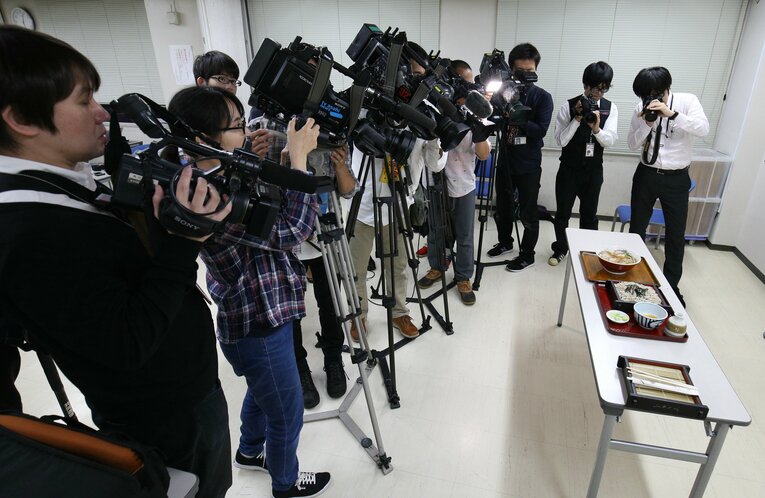 注文した商品を撮影する報道陣　©JIJI PRESS