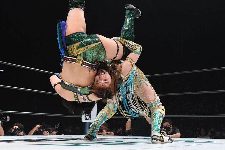 フィッシャーマン・スープレックスで壮麗亜美を投げる上谷沙弥　©Masashi Hara