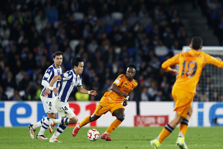 ビニシウスとボールを奪い合う久保　©Daisuke Nakashima