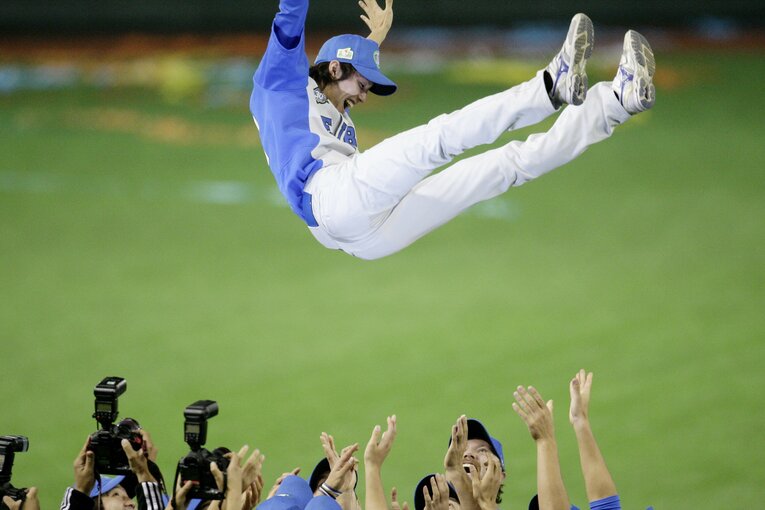 高々と胴上げされた岸　©︎Tamon Matsuzono