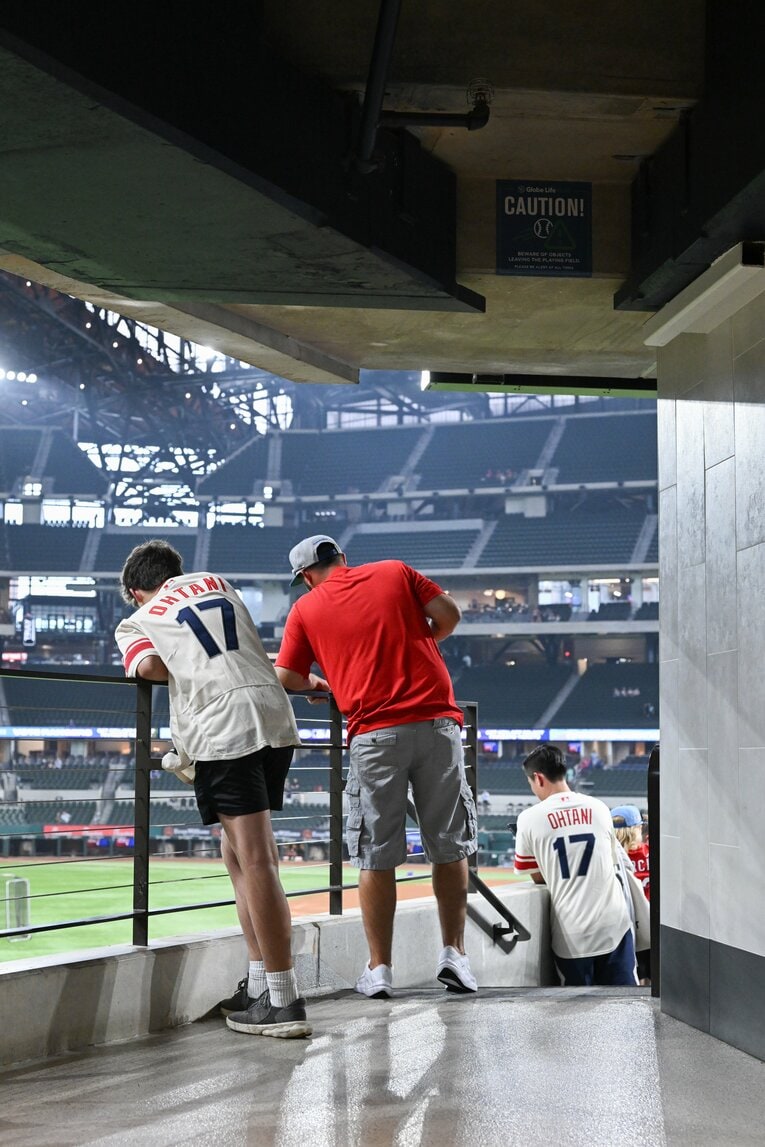 敵地でも老若男女さまざまなファンがオオタニのユニフォームを着ている　©Nanae Suzuki