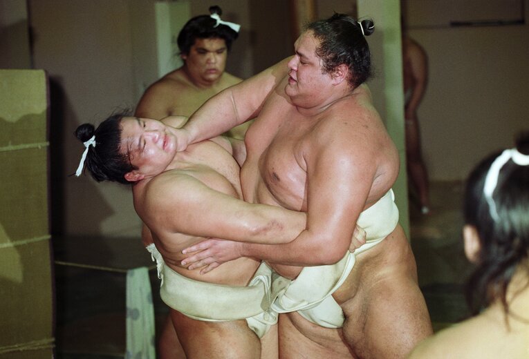 二子山部屋に出向き、貴ノ花（当時）を相手に激しい稽古をする曙（1993年）©JIJI PRESS