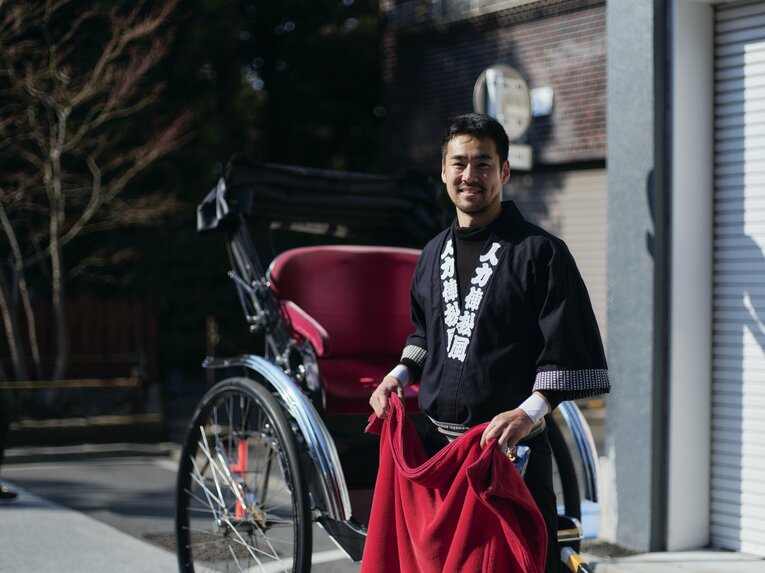 長身にたくましい体格は、多くの人力車夫のなかでも一際目を惹く　©︎Yuki Suenaga