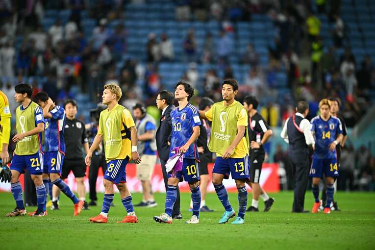 PKの1人目で失敗した南野に選手たちが駆け寄る　©Takuya Kaneko/JMPA